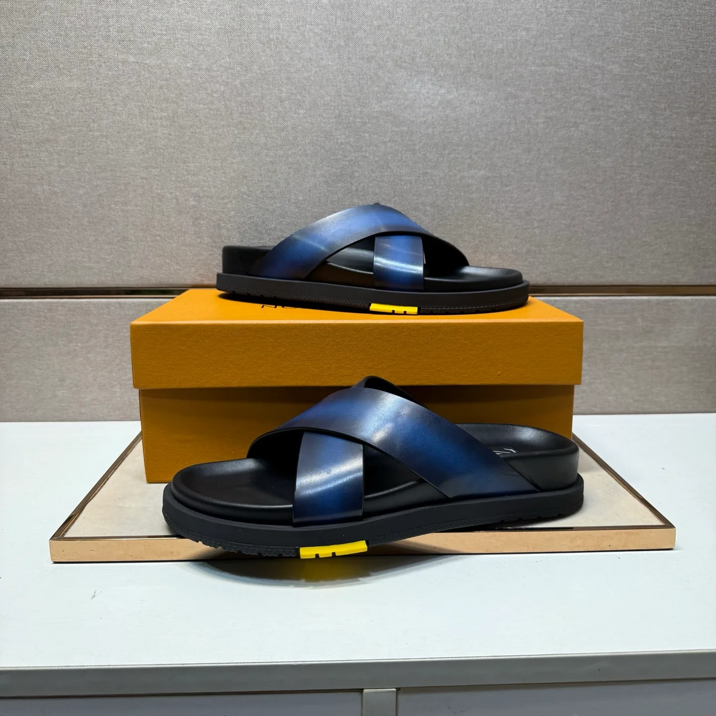Men's men's shoes 💰pp420 [LV～] Men's casual slippers 2025z cabinet sales simultaneously 🔶Size: 38-44#️⃣ 🔷4 colors🔜The upper is made of cowhide stitching ➕Cowhide lining, comfortable and breathable, sole: original comfortable, wear-resistant and non-slip outsole, ⚠️Real 📱Photography🎬The real thing is better📢📢📢